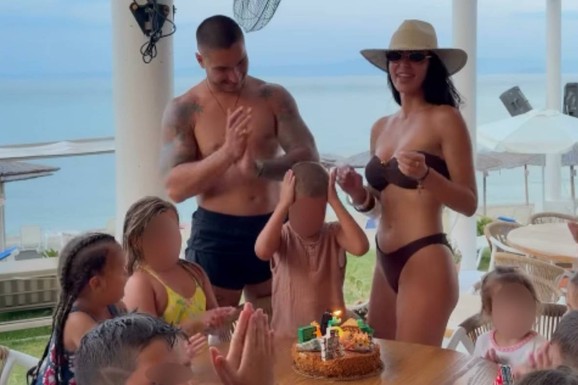BOJANA I MIRKO ŠIJAN PROSLAVILI SINU 5. ROĐENDAN! Napravili proslavu u Grčkoj, mali Zoran oduvao svećice, a ponosna mama grmi u kupaćem (FOTO)