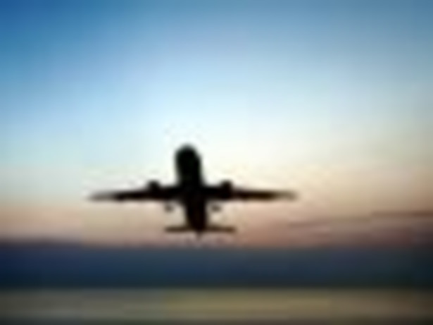 "Ze względu na trwające prace nad zmianami w siatce połączeń redukcja nie dotyczy pilotów i stewardes" - deklaruje rzecznik LOT.