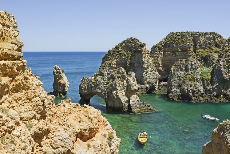 3. miejsce - Ponta da Piedade – ta plaża położona jest obok portugalskiego miasteczko Lagos, niedaleko bardziej znanego kurortu jakim jest Algarve. Ponta da Piedade to nic innego jak urokliwe wybrzeże z wysokimi klifami, w których woda wyrzeźbiła malownicze groty, jaskinie i zatoki.