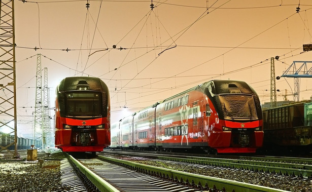 Przetarg na dostawę 25 piętrowych pociągów Kiss dla rosyjskiego przewoźnika Aeroexpress koncern Stadler Rail wygrał w 2013 r. W sumie to 118 wagonów za ponad 380 mln euro. Wagony zostały wykonane z aluminium, co w porównaniu z taborem stalowym, pozwala na zmniejszenie masy i tempa zużywania infrastruktury. Pociągi zostały zaprojektowane i wyposażone, aby jeździć w temperaturach między minus 50 st. C a 40 st. C „na plusie”. Na przedzie pociągu i na zagłówkach foteli znajduje się pięcioramienna gwiazda