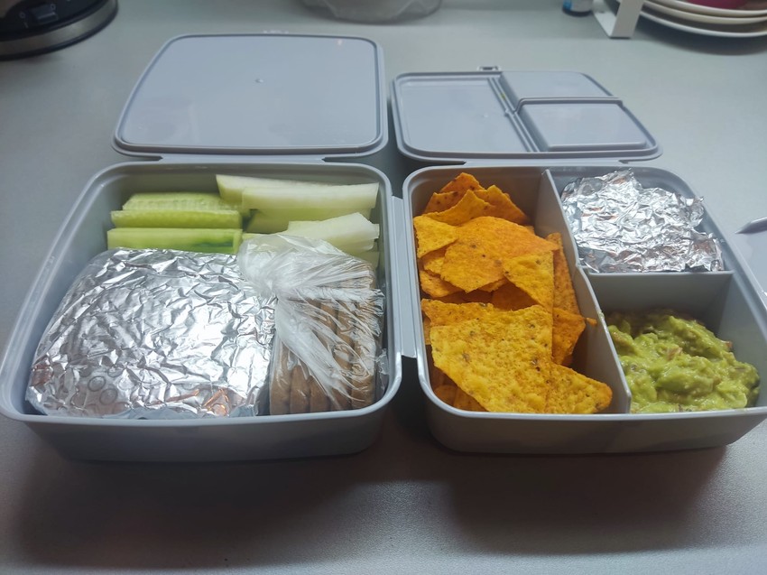 Primer lanč paketa sa đačkom užinom: Krastava, kelerabe, zdrav sendvič, tortilja čips i gvakamoli sos