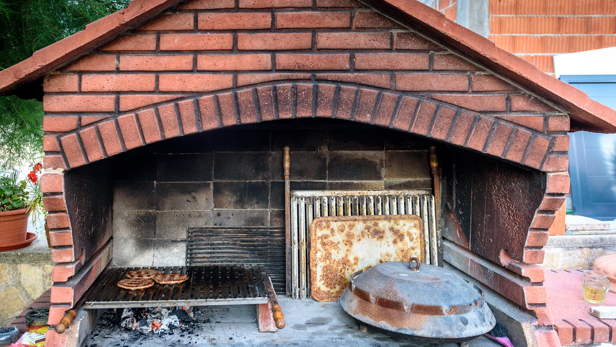 Grillowanie w ogrodzie jest coraz bardziej popularne. Większość osób wykorzystuje zwykłe blaszane grille przenośne, jeśli jednak jesteś prawdziwym entuzjastą smażonych potraw, koniecznie zdecyduj się na grill murowany. Dowiedz się, jak zbudować grill ogrodowy krok po kroku.