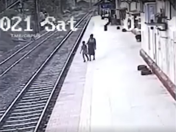 Slepa majka je slučajno gurnula dete pod voz, a onda je jedan čovek pritrčao i sprečio tragediju