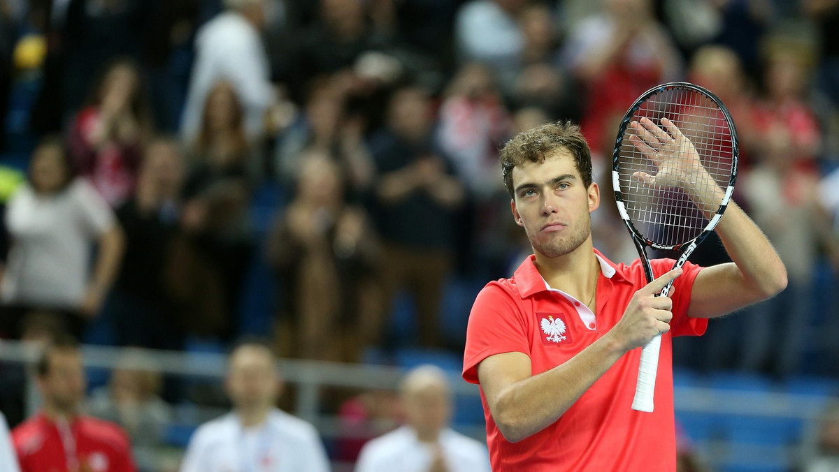 Jerzy Janowicz wraca do wielkiej formy. Polak wygrał w niedzielę mocno obsadzony challenger w Genui. W finale pokonał solidnego Hiszpana Nicolasa Almagro 7:6 (5), 6:4 i zdobył 125 punktów do rankingu ATP. W każdym z setów nasz tenisista odrabiał straty. Prosto z Włoch Jerzyk przeniesie się do Szczecina, gdzie wystąpi w imprezie podobnej rangi.