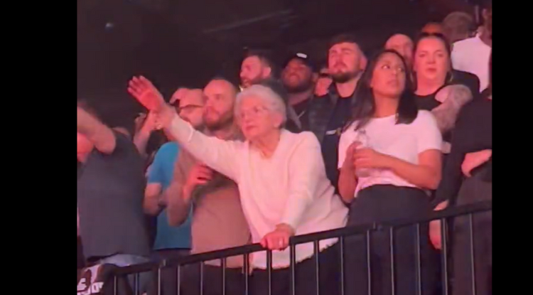 Egy nagymama vitte el a showt 50 cent birminghami koncertjén