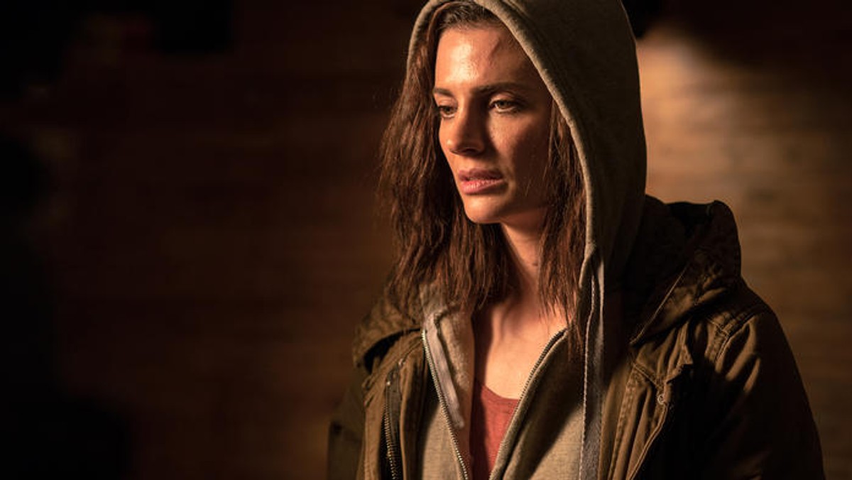 "Absentia" to nowy serial produkcji Sony, który w Polsce od 27 września można oglądać na kanale AXN. Podczas emisji pierwszego odcinka stacja zaliczyła jednak wpadkę. Pilotażowy epizod szeroko reklamowanego serialu został bowiem wyemitowany bez lektora i napisów.