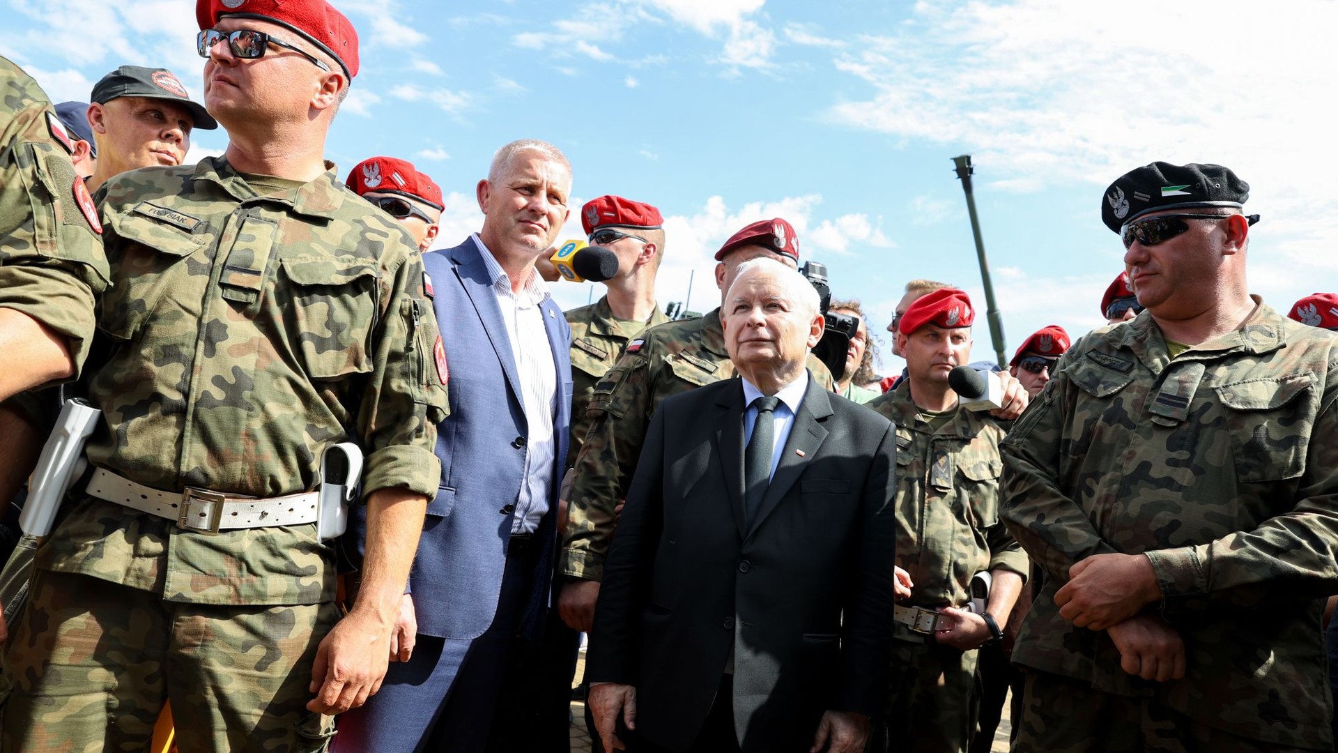 Prezes PiS Jarosław Kaczyński (C) na pikniku wojskowym w Uniejowie