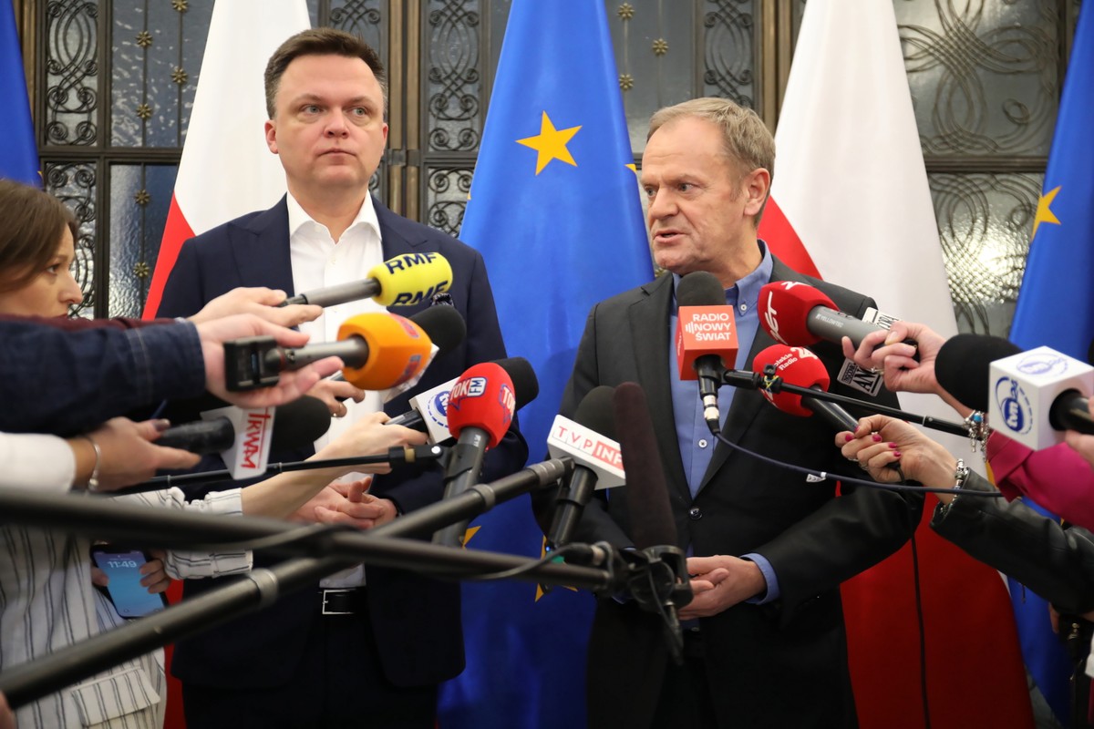 Przewodniczący PO Donald Tusk (P) i marszałek Sejmu Szymon Hołownia (L)