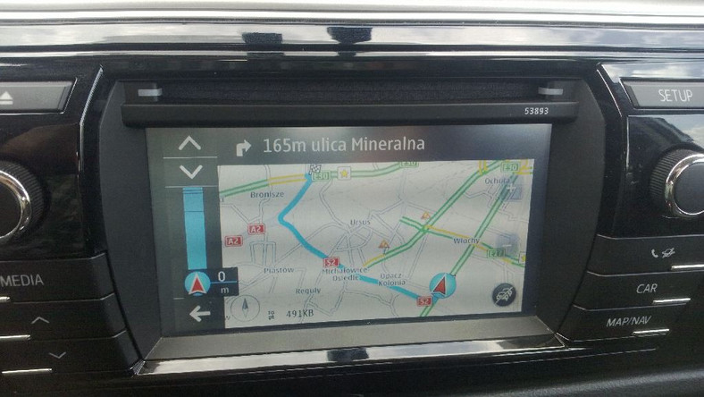 Nokia z Symbian podłączona do radia w Toyocie. Prowadzi bez zarzutu? Prawie.