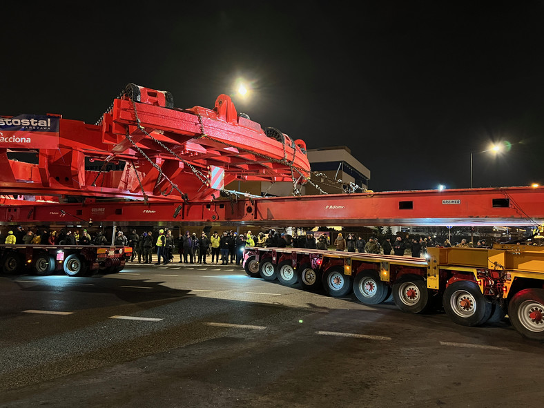 Transport gigantycznej maszyny TBM w Warszawie