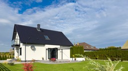 nawet 1000 złotych kary dziennie za dekorację przed domem. wystarczy zgłoszenie od sąsiada