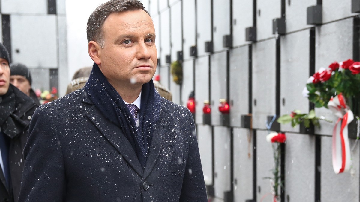 Prezydent Andrzej Duda uważa, że na Grobie Nieznanego Żołnierza brakuje tablicy upamiętniającej Żołnierzy Wyklętych. – Brakuje dziś w tym miejscu niezwykle ważnej tablicy, która na tym grobie musi się w najbliższym czasie znaleźć – powiedział prezydent. Natomiast Antoni Macierewicz uważa, że bez Żołnierzy Niezłomnych nie byłoby "Solidarności".