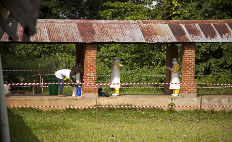 Pracownicy szpitala Bikoro w Demokratycznej Republice Konga poddawani dezynfekcji po kontakcie z osobami potencjalnie zarażonymi wirusem ebola