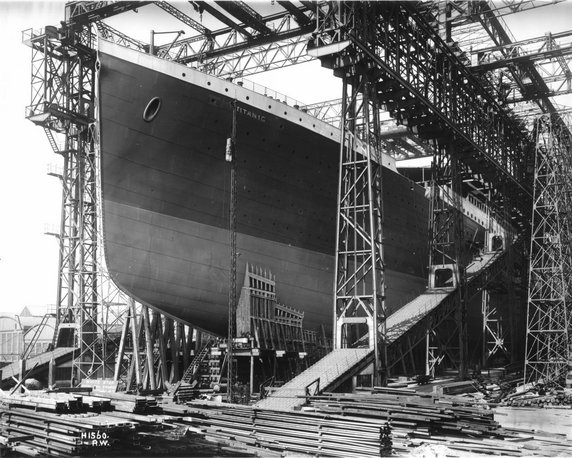 Narodziny olbrzyma: "Titanic" w doku stoczni Harland and Wolff w Belfaście w Irlandii Północnej (domena publiczna).