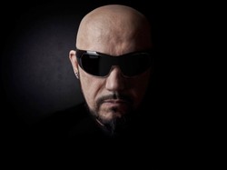 Skawiński solo, ale ze swoją gitarą w trasie