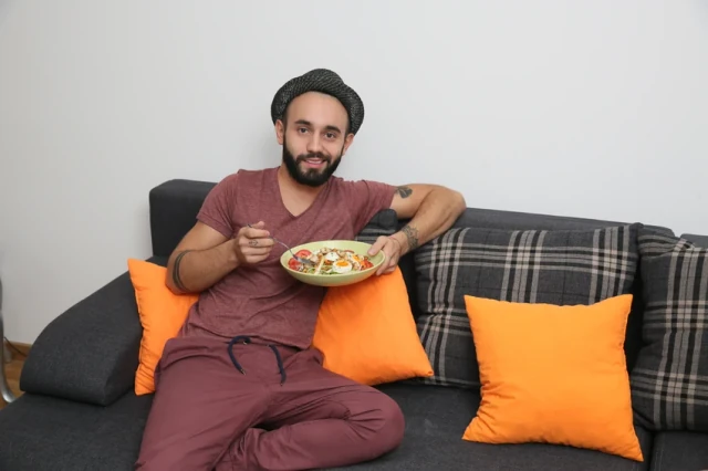 BIVŠI DEČKO Stanije Dobrojević tvrdi da ga je MUVAO OVAJ PEVAČ: "Poslao mi je poruku na Fejsbuku da sam lep!"