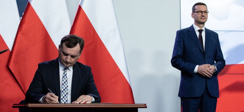 Uzależniona od unijnych funduszy Polska bliżej odwyku [FELIETON]