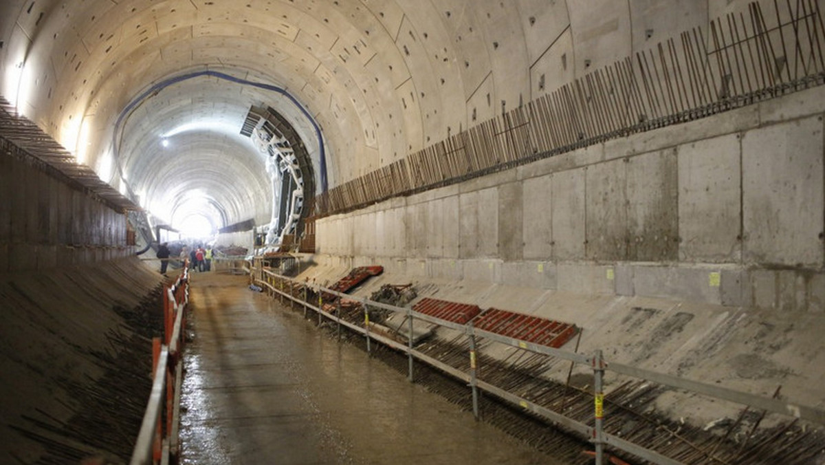 Coraz bardziej zaawansowane prace w tunelu pod Martwą Wisłą w Gdańsku. W tej chwili powstaje konstrukcja jezdni oraz trwają prace związane z budową przejść ewakuacyjnych. Cztery przejścia łączące rury wydrążonych tuneli są już gotowe. Kolejne trzy czekają na otwarcie.