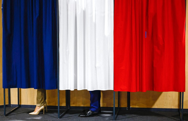 Przestrzeń do głosowania w lokalu wyborczym w Le Touquet-Paris-Plage w północnej Francji. Swoje głosy oddaje para prezydencka - Emmanuel i Brigitte Macron