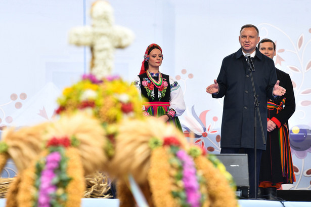Prezydent RP Andrzej Duda podczas Centralnych Dożynek Prezydenckich na dziedzińcu Belwederu w Warszawie