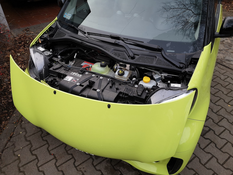 Smart Fortwo EQ: klapa zdjęta, dostęp do zbiorniczków z płynami