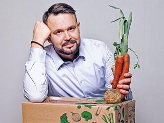 Adrian Piwko założył Porę na Pola w 2017 po tym, jak zaczął zwracać uwagę na to, skąd pochodzą warzywa, owoce, jajka czy miody, w jakie zaopatruje swoją spiżarnię i lodówkę. Idealnie wpisał się w rozwijającą się wtedy modę na poszukiwanie w miastach produktów „prosto od rolnika”. 