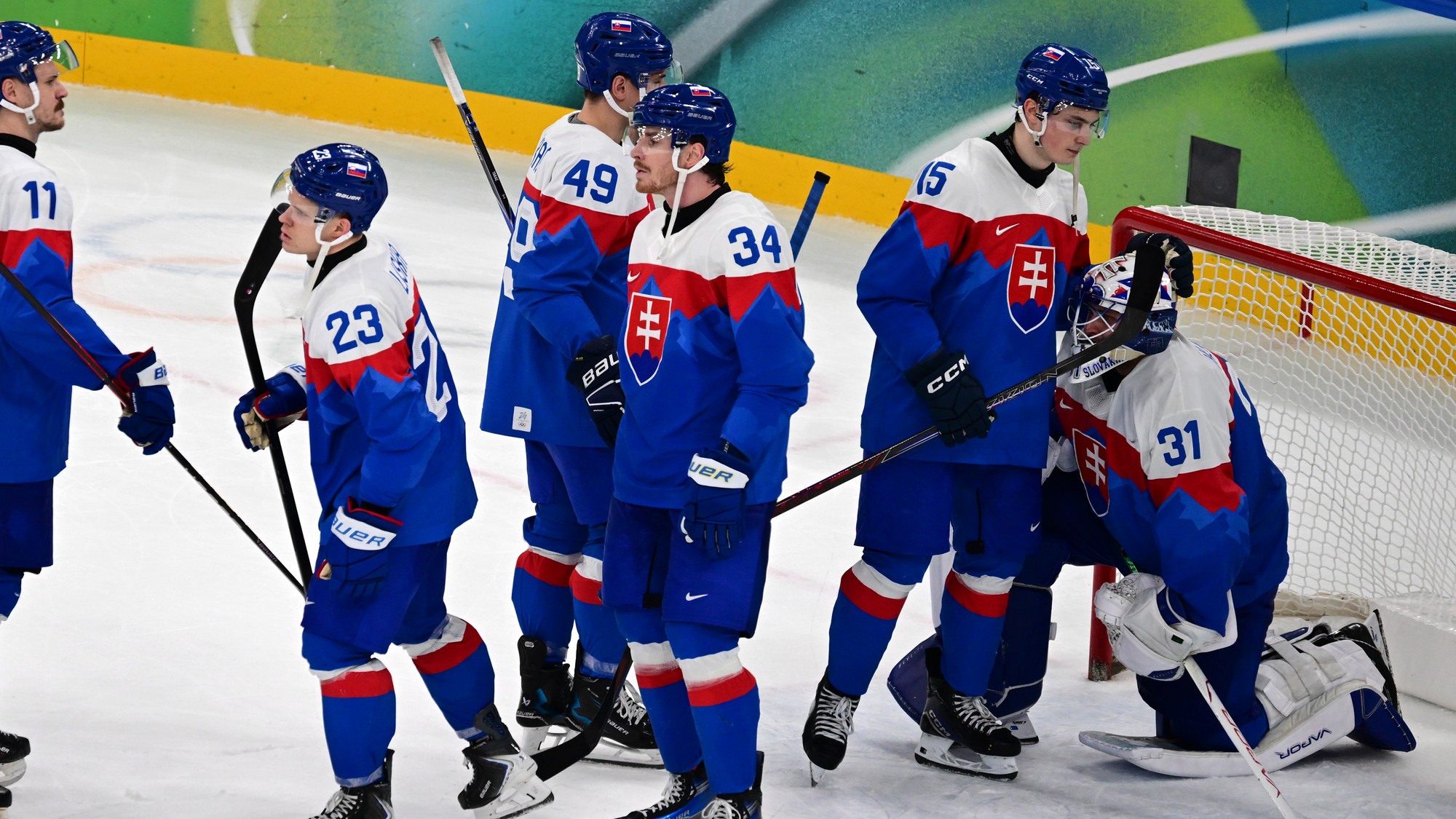 Slovenskí hokejisti zľava Miloš Kelemen, Adam Liška, Samuel Takáč, Peter Cehlárik, Dalibor Dvorský a brankár Samuel Hlavaj. 