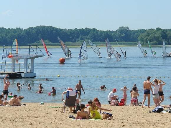 Rozbite butelki na plaży