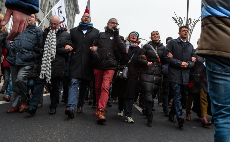 Demostracja KOD niedaleko Sejmu. W pierwszym rzędzie między innymi Michał Kamiński, Mateusz Kijowski, Barbara Nowacka i Ryszard Petru