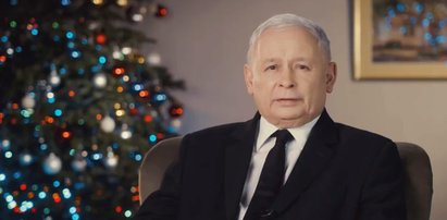 Prezes Kaczyński złożył świąteczne życzenia Polakom. W tle widać bombkę z napisem...