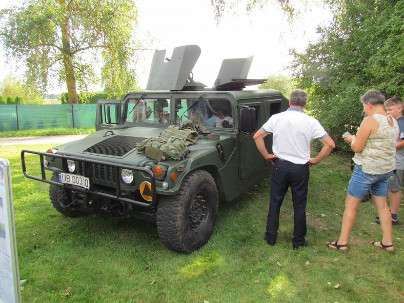 "Z ważnych względów społecznych" na imprezę w jedwabnym zawitało bojowe auto Humvee.