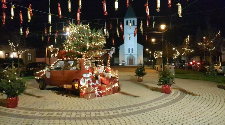 Az ünnepi díszbe öltöztetett piros autót a főtéren parkolták le