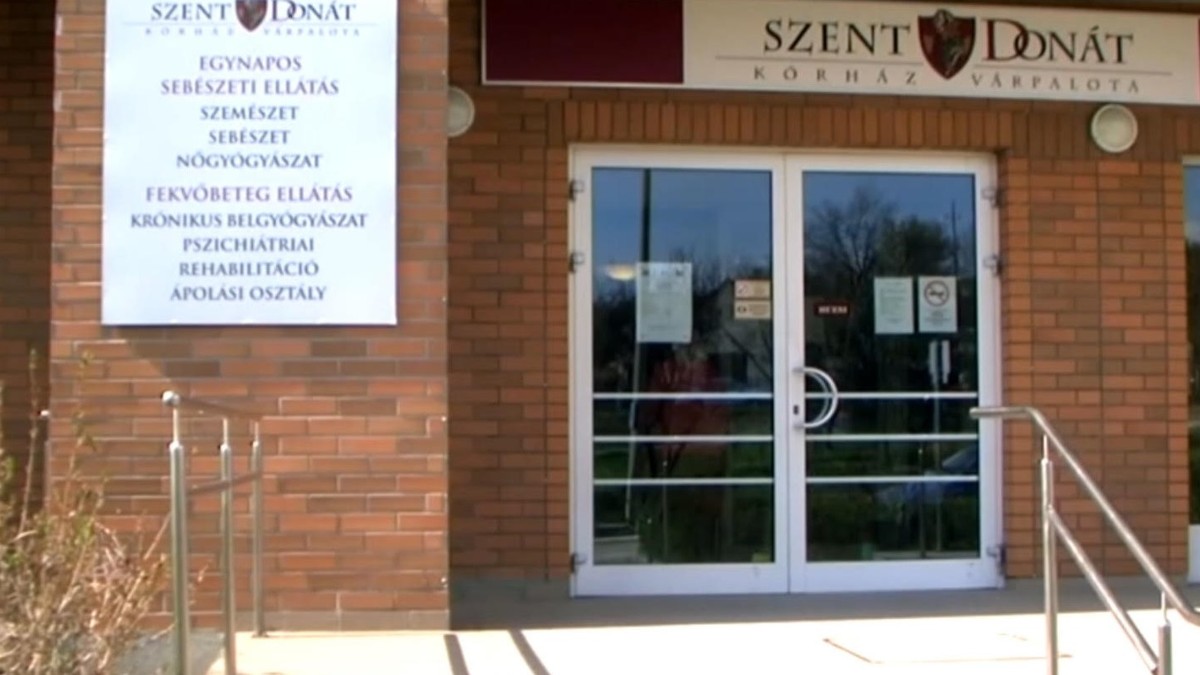 A várpalotai magánkórház igazgatója szerint jogszerű és szakszerű volt az idős beteg kikötözése – videó