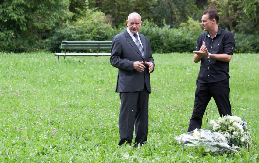 Zoran Jeremić i Petar Stojanović na mestu gde je sahranjena Mileva Marić