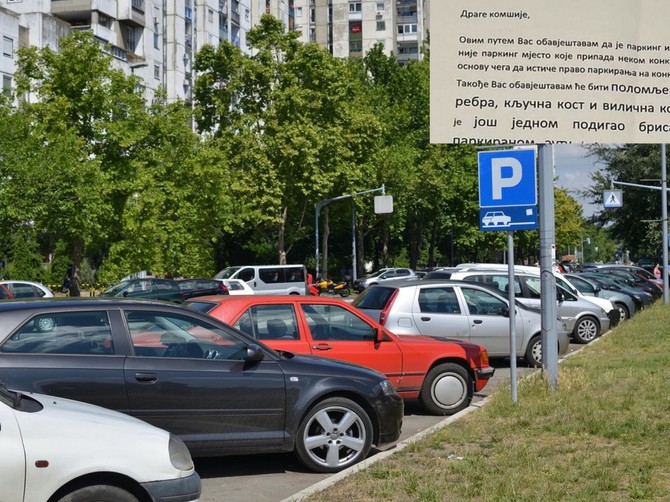 Preteća poruka zbog podignutih brisača na propisno parkiranom automobilu