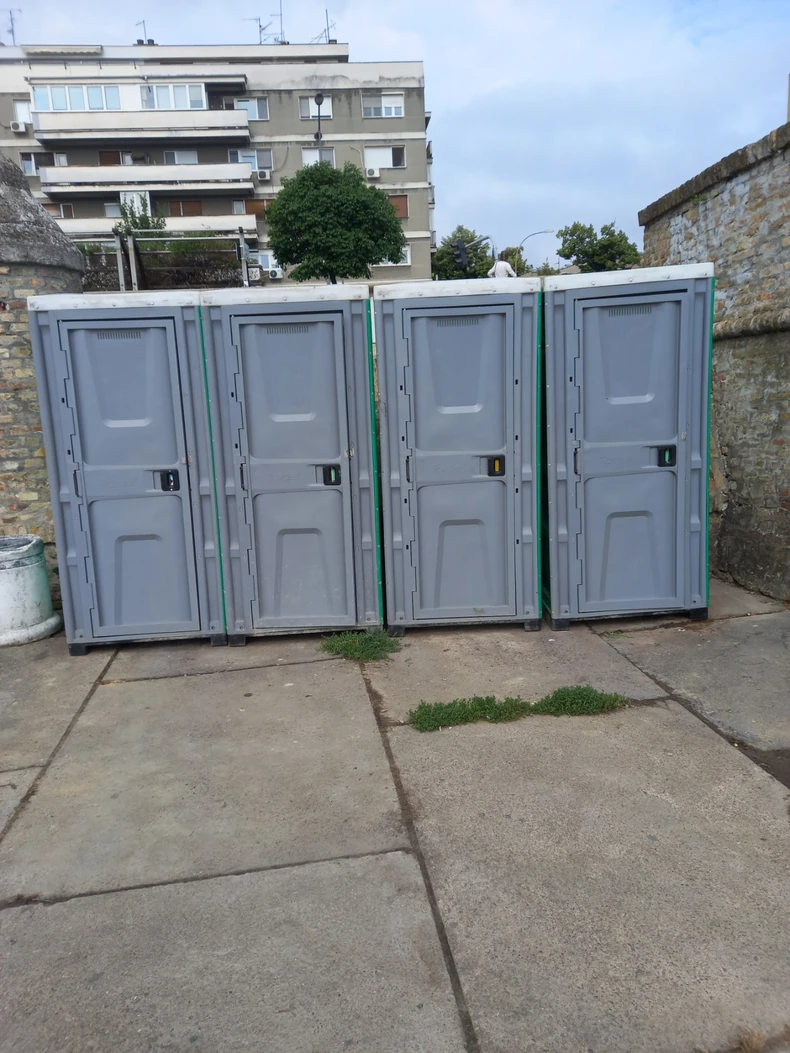 Mobilni toaleti na keju