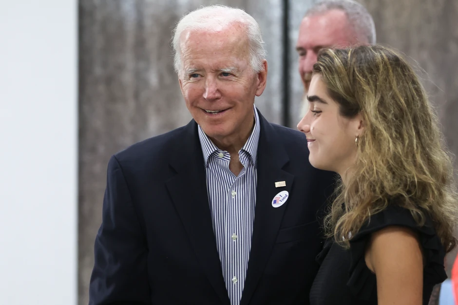 Bajden na glasanju sa unukom Natali