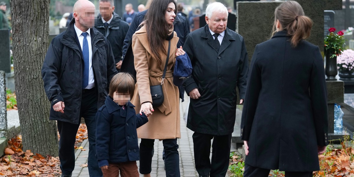 Prezes Prawa i Sprawiedliwości Jarosław Kaczyński 1 listopada odwiedził cmentarz na Starych Powązkach. 