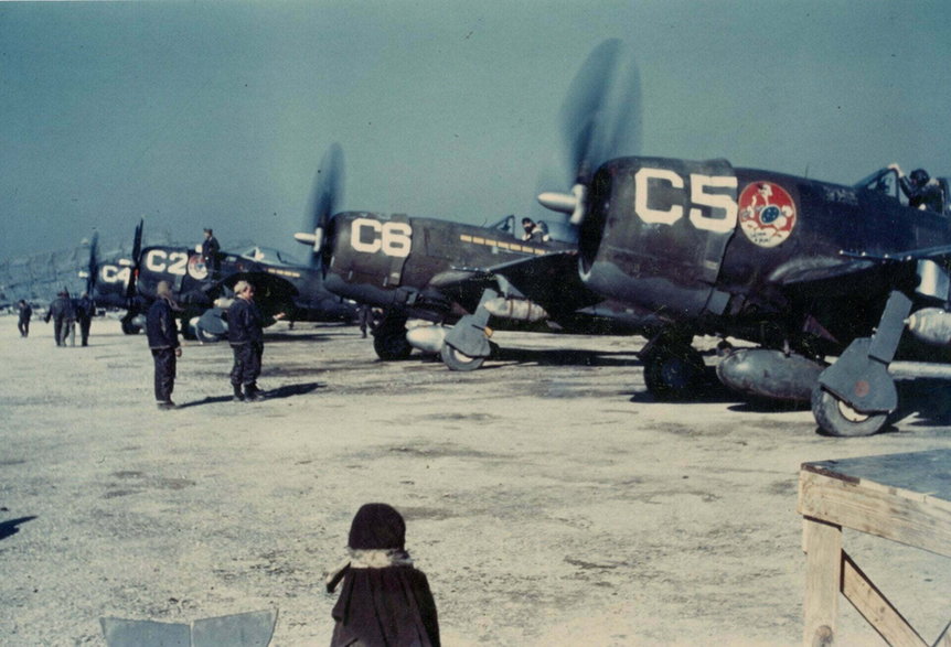 Przygotowane do startu P-47D z podwieszonymi bombami do ataków na cele naziemne
