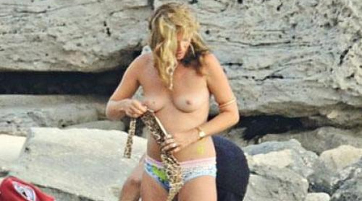 Topless, pocakosan strandolt Kate Moss