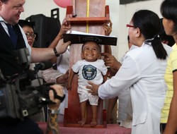 Oto najniższy człowiek świata. Ma wzrost niemowlaka!