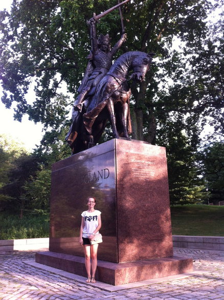 Alex przed pomnikiem króla Jagiełły w Central Parku