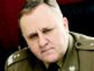 Mundurowy nie powinien stać na bramce w hipermarkecie