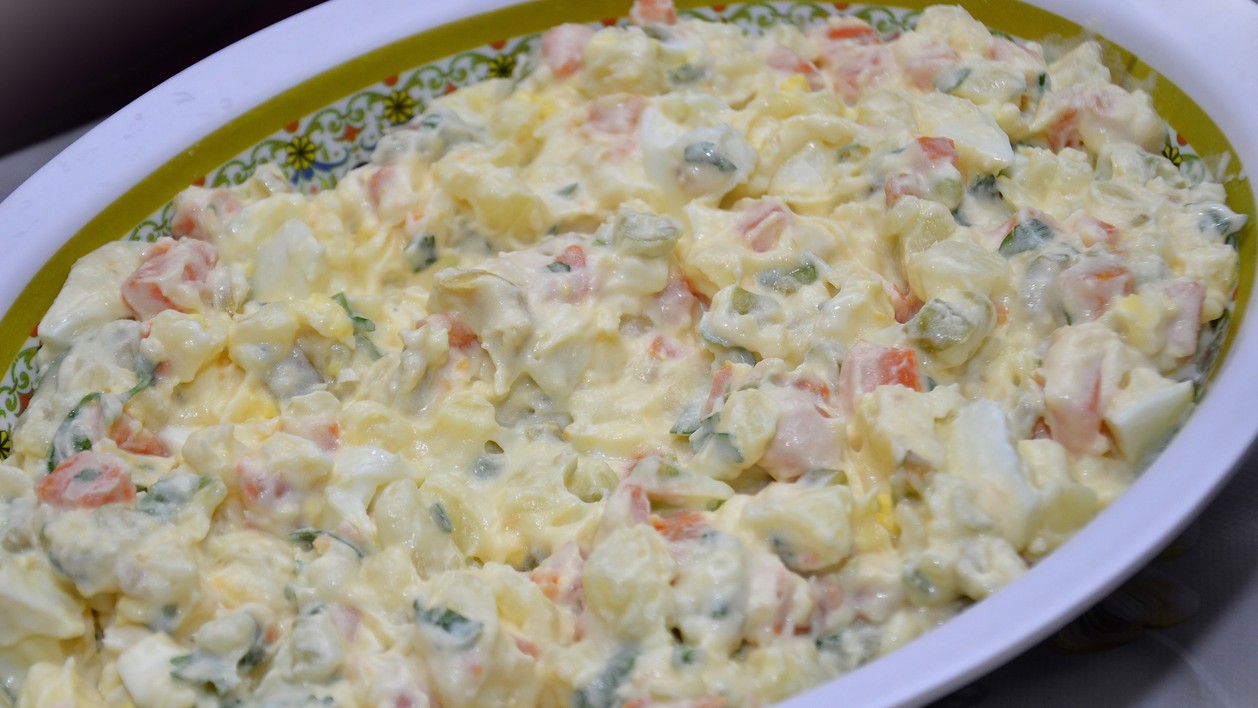 Majonézový šalát je obľúbeným sviatočným jedlom. (ilustračné foto) 