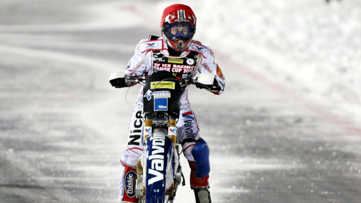 Najlepszy polski ice rider Grzegorz Knapp zajął drugie miejsce w zawodach wyścigów motocyklowych na lodzie w pierwszym dniu Ice Challenge w Berlinie. Polak przegrał tylko z Rosjaninem Witalijem Chomicewiczem. Nie powiodło się drugiemu z naszych reprezentantów Mirosławowi Daniszewskiemu, który zdobył zalewdwie jeden punkt, ale będzie miał szansę na lepszy występo podczas dzisiejszych zawodów, które rozpoczną się o godzinie 14.00.