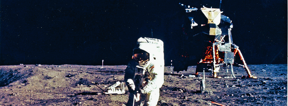 Apollo 11 przywiózł ze sobą ponad 20 kg skał księżycowych. Część z nich kolejne rządy USA rozdały jako prezenty dla sojuszników