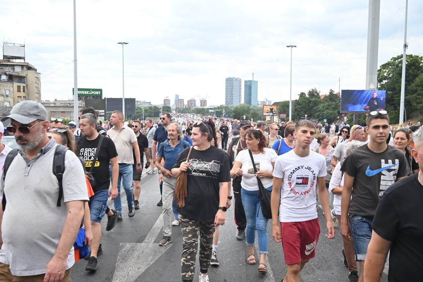 Studenti i građani idu ka centru grada