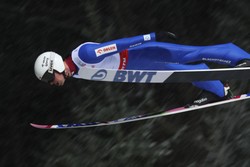 Żyła pierwszy raz po kontuzji usiadł na belce i skoczył dalej od Kubackiego i Stocha