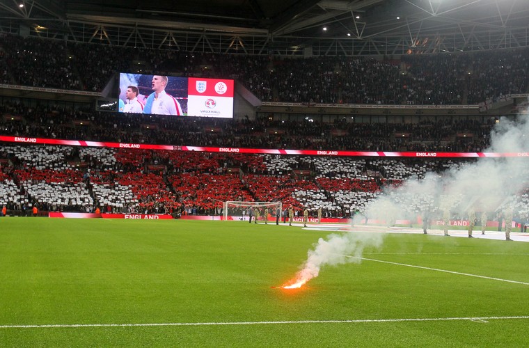 Race, gwizdy i wtargnięcie na murawę. Tak Polacy kibicowali na Wembley