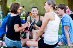 Czy można pić piwo nad Wisłą? Policja wlepia mandaty, a Ministerstwo Zdrowia mówi: Można!